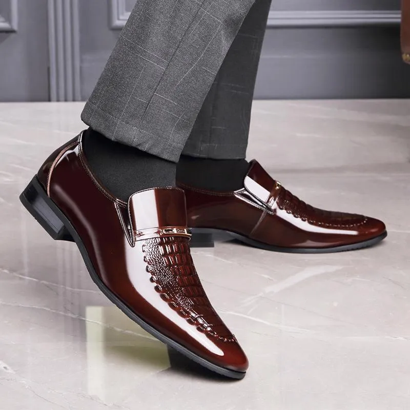 Men's Crocodile Pattern Patent Leather Pointed Toe Business Leather Shoes 26384353L